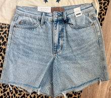 Load image into Gallery viewer, Judy Blue - Mr. Rigid Magic Dad Shorts
