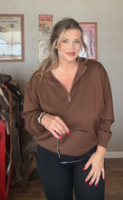 Load image into Gallery viewer, Basic B Sweatshirt - Brown
